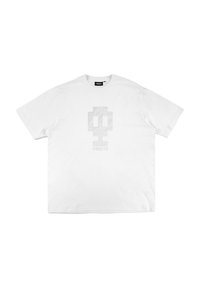 Biała bawełniana koszulka z boxowym krojem, z teksturowaną szaro-skalową grafiką i napisem "PROSTO" z przodu. Krótkie rękawy, okrągły dekolt.