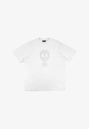 Biała bawełniana koszulka z boxowym krojem, z teksturowaną szaro-skalową grafiką i napisem "PROSTO" z przodu. Krótkie rękawy, okrągły dekolt.