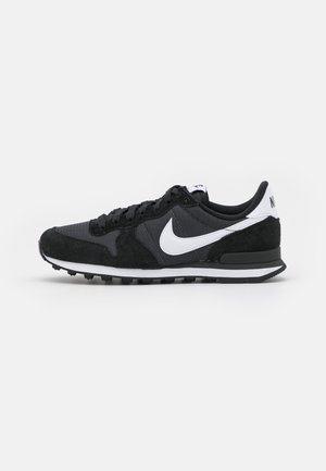Trainers - white