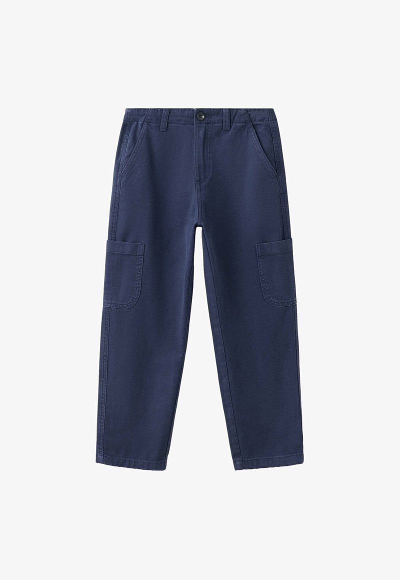 Pantalon cargo bleu marine avec poches latérales, passants de ceinture, fermeture boutonnée et jambes droites, présenté sur fond blanc.