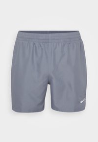 Shorts de sport gris en tissu léger. Dotés d'une taille élastique et d'un logo Nike blanc sur la cuisse gauche.