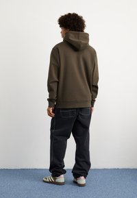 Carhartt WIP HOODED SCRIPT EMBROIDERY - Jersey con capucha - cypress/white