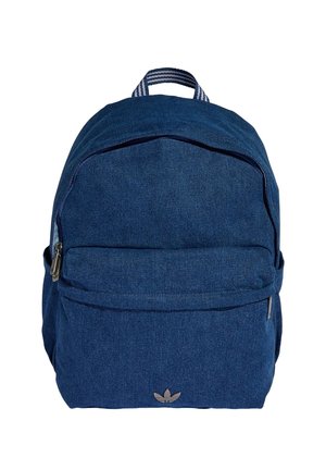 Sac à dos en tissu bleu foncé avec une poche zippée à l'avant, une poignée rayée et un petit logo Adidas en bas au centre.