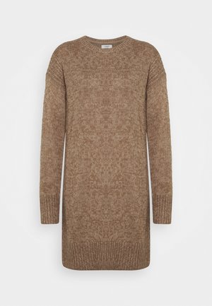 Długa dzianinowa sukienka-sweter w jasno-brązowym kolorze z prążkowanymi mankietami, dołem i okrągłym dekoltem, prezentowana na jednolitym tle.
