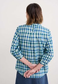 Karierte Hemd mit Blau- und Grüntönen, knopfbund hinten und dreiviertel Ärmeln, aus einem leichten gewebten Stoff.