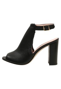 Černé kožené sandály na podpatku s otevřenou špičkou, pásek na patě se zlatou sponou a strukturovaným povrchem po straně. Čtvercový design podpatku.