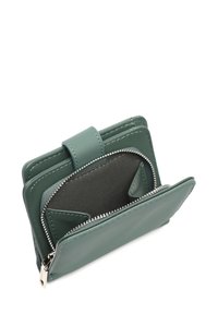 Groene leren bifold portemonnee met een ritscompartiment, een gladde textuur en een klepluiting. Bevat kaartvakken en een metalen rits.
