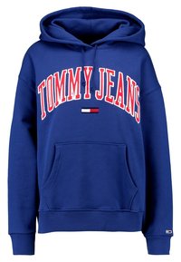 Sudadera azul con el texto "TOMMY JEANS" en rojo y blanco. Presenta un bolsillo tipo canguro, capucha con cordón y puños y dobladillo acanalados.