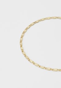 Collana in oro caratterizzata da anelli ovali intrecciati con una finitura lucida. Il design è semplice e uniforme sia nel colore che nella forma.