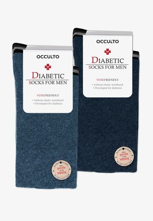 Zwei Paare blaue diabetische Herrensocken mit Etiketten, die kein enges Elastikband und ein venenfreundliches Design hervorheben.