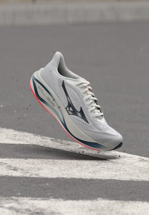 Mizuno, NEO COSMO 2 - Обувки за бягане по асфалт - white/dress blues/neon flame