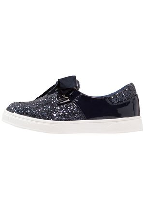Mørkeblå glitrende sneaker med hvid sål og satinbånd, sidevisning på hvid baggrund.