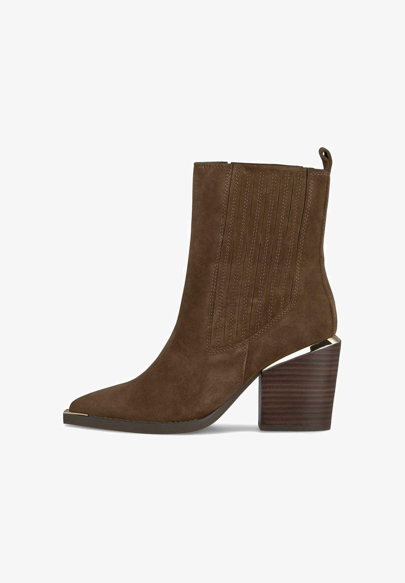 Bottine en suède marron avec un bout pointu, des coutures verticales texturées et un talon carré avec un accent métallique et une finition en bois.