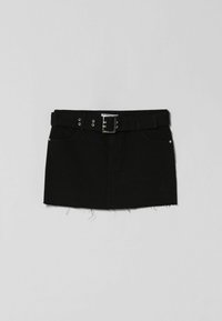 Svart denimkjol med en slitna nederkant, som har ett brett bälte med en silverfärgade spänne och metallöglor, samt frampocket.