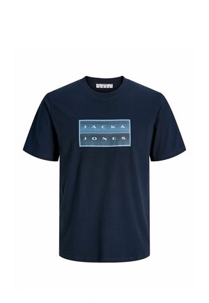 Granatowy t-shirt z krótkim rękawem z prostokątnym logo na piersi z napisem "JACK & JONES" białymi literami.