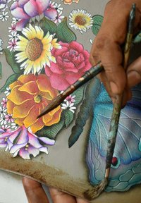 Kleurrijke bloemen schilderij met roze rozen, gele goudsbloemen en verschillende bladeren. Penseel in de hand, gedetailleerde texturen en levendige kleuren.
