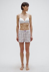 Λευκό σουτιέν, ανοιχτό μωβ καρό μποξεράκια με λεπτομέρεια κουμπιού, ελαστική μέση, λείο ύφασμα, μινιμαλιστικός σχεδιασμός, μοντέλο όρθιο ξυπόλυτο.