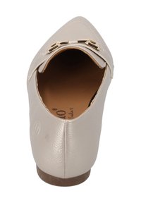 Scarpa beige chiara a punta realizzata in materiale sintetico testurizzato, con un piccolo dettaglio in metallo dorato sulla tomaia e una suola marrone.