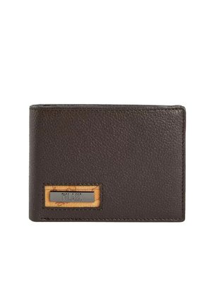 Billetera de cuero marrón oscuro con superficie texturizada. Presenta un acento metálico rectangular con grabado, enmarcado por un panel de madera más clara.