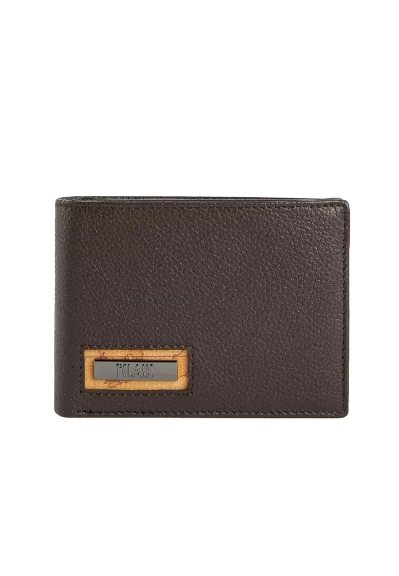 Portafoglio in pelle marrone scuro con superficie testurizzata. Presenta un accento metallico rettangolare con incisione, contornato da un pannello di legno più chiaro.