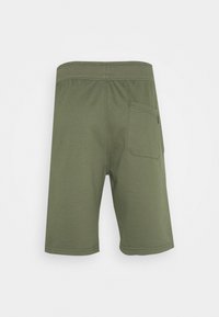 Shorts en coton vert olive avec une taille élastique et une poche arrière. Texture lisse et coupe à hauteur du genou.