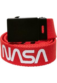 Röd vävd bälte med en svart metalklämma och vit "NASA" text. Tyget har en strukturerad yta som förbättrar grepp och hållbarhet.
