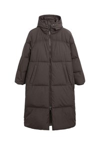 Cappotto invernale imbottito lungo di colore marrone scuro con cappuccio, zip frontale completa e tasche laterali.