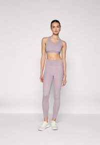 New Balance SLEEK MEDIUM SUPPORT POCKET BRA - Sujetadores deportivos con sujeción media - ice wine