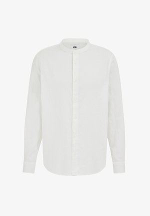 Biała koszula na długi rękaw z kołnierzem typu stójka i siedmioma guzikami z przodu, prezentowana na jednolitym tle.