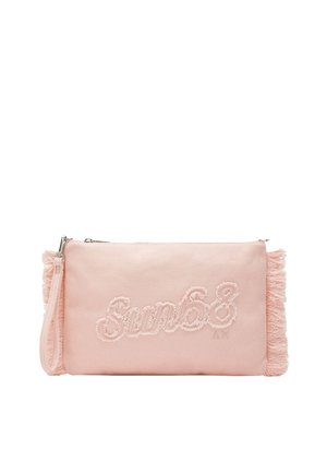 Clutch in tessuto rosa morbido con bordi sfrangiati, scritta ricamata "Sun68" sul davanti e cinturino da polso attaccato alla cerniera.
