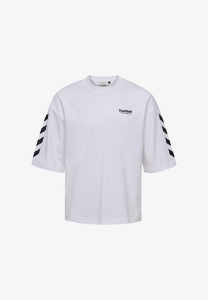 Bela kratka majica s kratkimi rokavi iz bombaža z okroglim izrezom, črnim logotipom "hummel" na prsih in črnimi diagonalnimi črtami na rokavih.