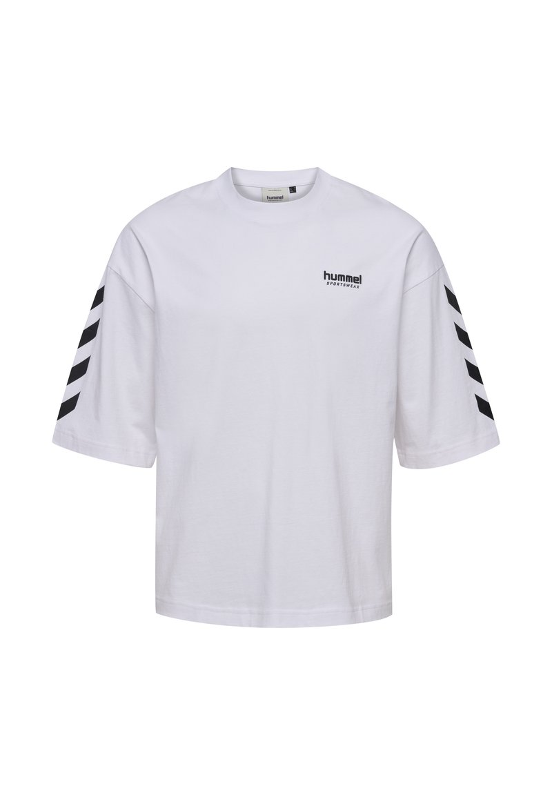 Camiseta blanca de manga corta, hecha de algodón, con cuello redondo, logo negro de "hummel" en el pecho y rayas diagonales negras en las mangas.