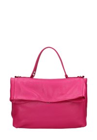 Borsa a mano in pelle fucsia con finitura texturizzata, dotata di una patta pieghevole e di un manico singolo. Sono visibili dettagli in metallo.