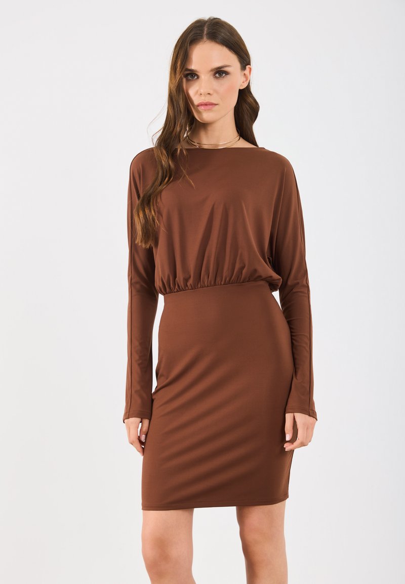 Rochie lungă, cu mâneci lungi, de culoare maro, cu o siluetă ajustată și talie strânsă. Material neted, elastic, cu un design simplu și minimalist.