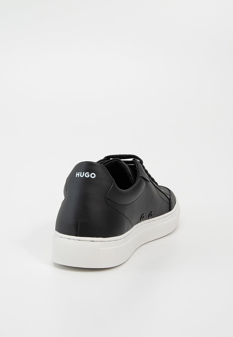 Schwarze Leder-Sneaker mit weißer Gummisohle, niedriger Schnitt, Schnürung vorne und geprägtem "HUGO"-Logo an der Ferse.