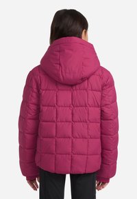 Geacă puffer fucsia cu glugă, cu un design matlasat și manșete elastice. Textură netedă; concepută pentru căldură și confort.