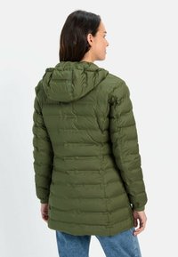 Olivenfarvet pufferjakke med horisontalt quiltet mønster, fastgjort hætte og elastiske manchetter. Stof ser glat og letvægtsagtig ud.