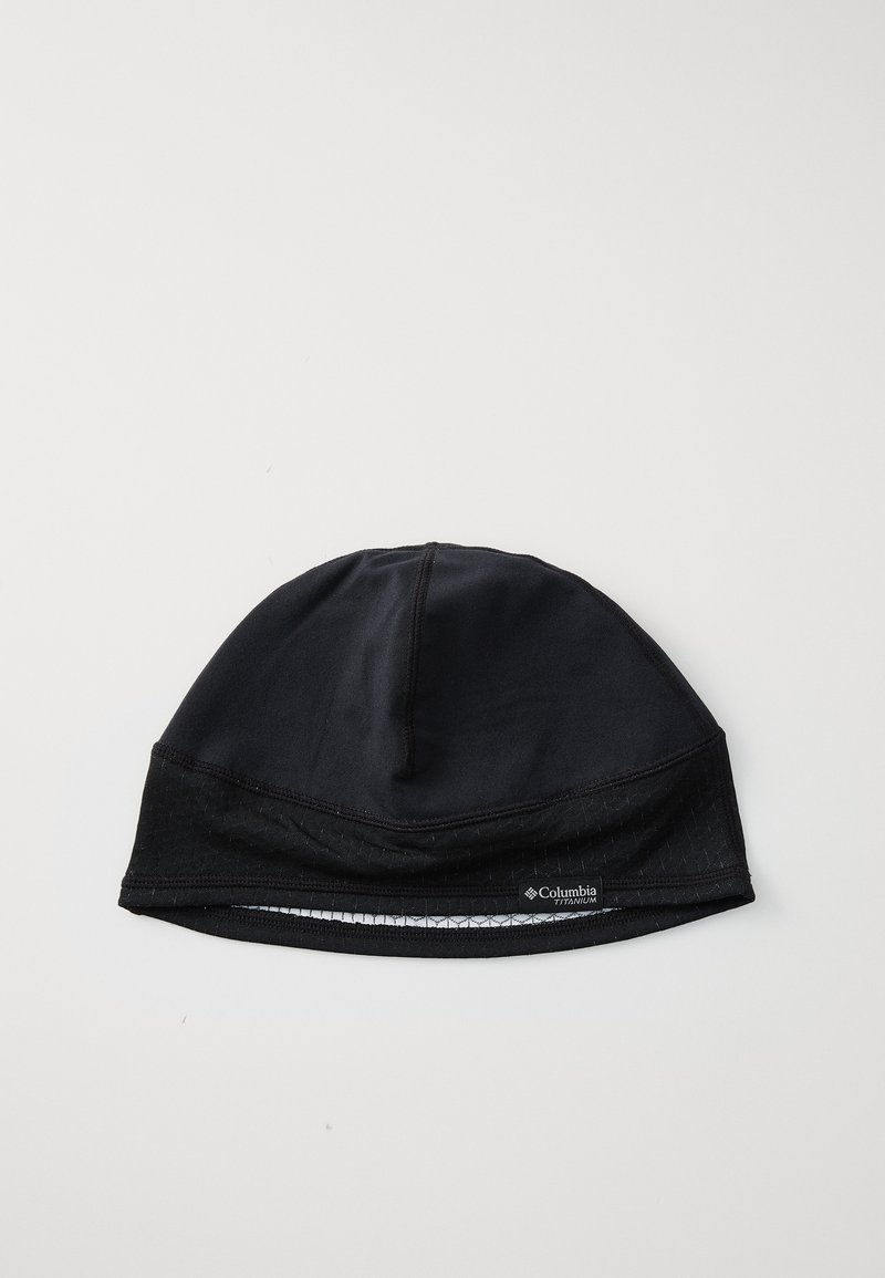 Gorra de running negra hecha de material ligero y que absorbe la humedad, con un diseño ajustado y acentos texturizados cerca de la parte inferior.
