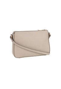 Borsa a tracolla in pelle beige con chiusura a zip, design angolato e una singola tracolla regolabile. Accenti in metallo dorato. Texture liscia.