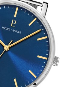 Orologio da uomo con cassa rotonda in argento, quadrante blu texturizzato, indici e lancette dorati. Presenta un logo del marchio al centro.