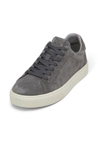 Graue Wildleder-Sneaker mit flachen Schnürsenkeln, Gummisohle und strukturierten Akzenten. Verfügt über eine abgerundete Zehenpartie und ein gepolstertes Innen design.