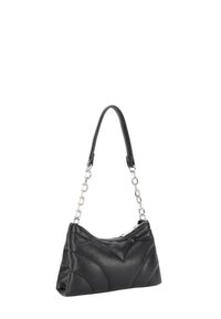 Borsa a tracolla nera in pelle con design curvo, dotata di chiusura con zip e tracolla in catena argentata. Superficie testurizzata con dettagli cuciti.
