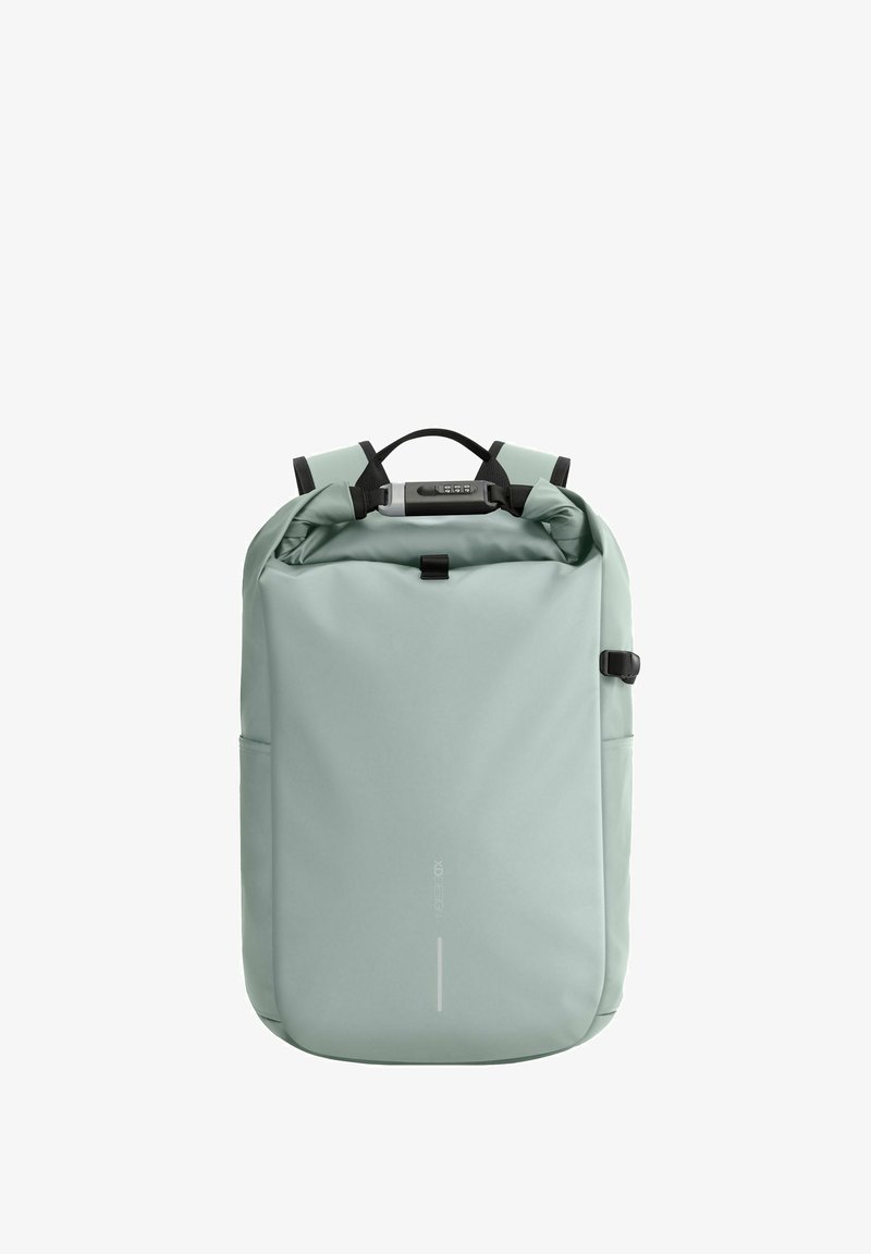 Sac à dos à rabat en vert menthe clair, fabriqué en matériau lisse et résistant à l'eau. Il dispose de bretelles réglables, d'une boucle à l'avant et de poches latérales.