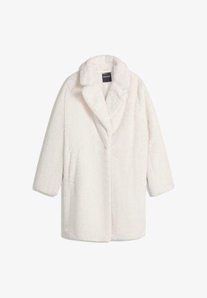 Cappotto bianco fluffy con colletto a scialle, chiusura frontale con bottoni e tasche laterali. Tessuto morbido e vestibilità comoda con maniche a tre quarti.