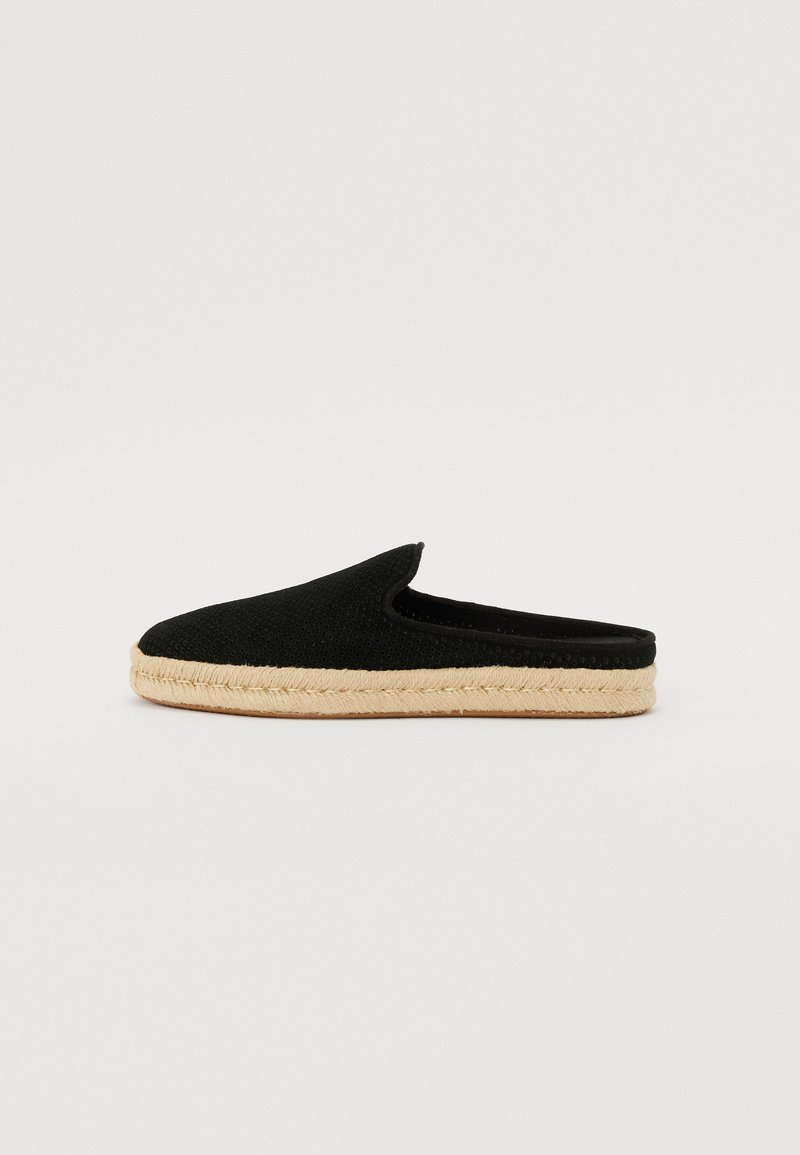 Schwarze Slipper aus strukturiertem Stoff mit einer Sohle aus Juteseil, runder Zehenform und niedrigem Profil.