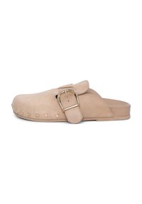 Zoccoli in camoscio beige chiaro con punta arrotondata e fibbia laterale. Presentano borchie metalliche lungo la parte anteriore per un tocco di originalità. Suola piatta.