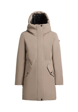 Lange beige winterjas met capuchon, met klepzakken en knoopsluitingen, voorkant met rits verborgen achter een stoffen overslag, zwarte binnenvoering.