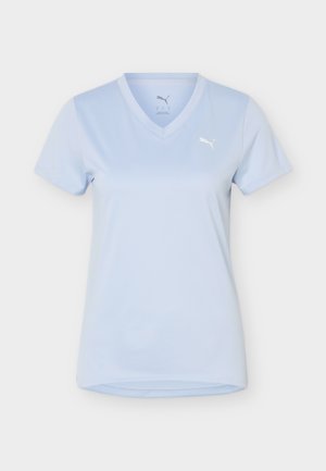 Hele sinine lühikeste varrukatega V-kaelusega spordisärk, millel on rinnal valge Puma logo, kujutatud valgel taustal.