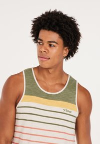 Gestreept tanktop met groene, gele, witte en koraalkleurige tinten; gemaakt van zachte stof met een ronde hals en geborduurd logo.