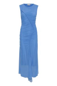 Αμάνικο μπλε φόρεμα με συγκεντρωμένη υφή, ραφή ρυτίδων, μήκος μέχρι τον αστράγαλο και διακριτική πλαϊνή σχισμή για επιπλέον κίνηση.